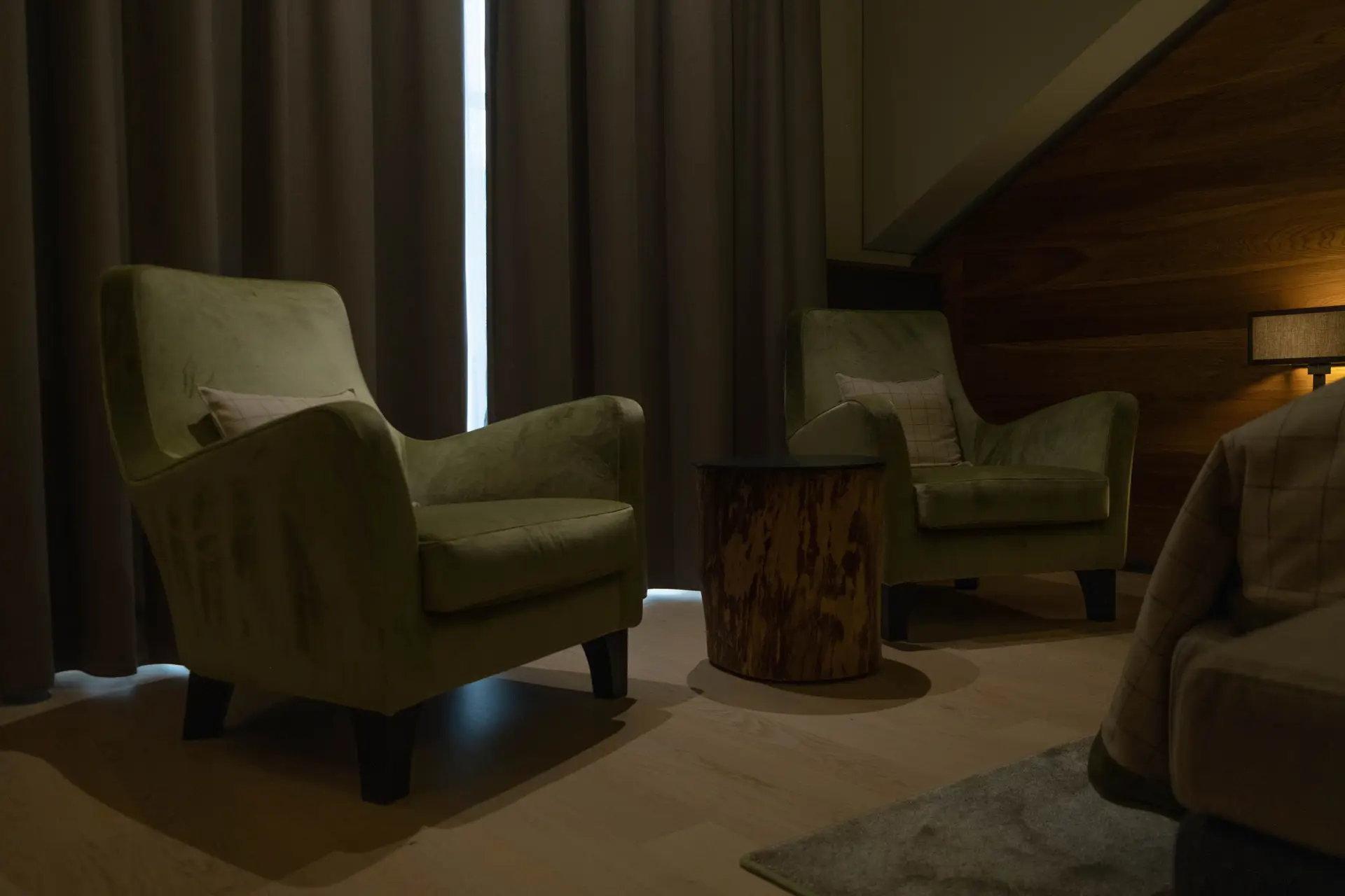 Marenthia Lodge Suite med peis, separat stue og utsøkt skandinavisk håndverk