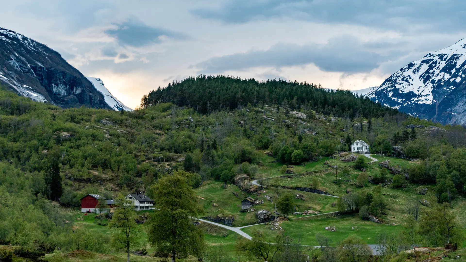 Majestetisk utsikt over frodig norsk fjord og fjellandskap nær Marenthia Lodge