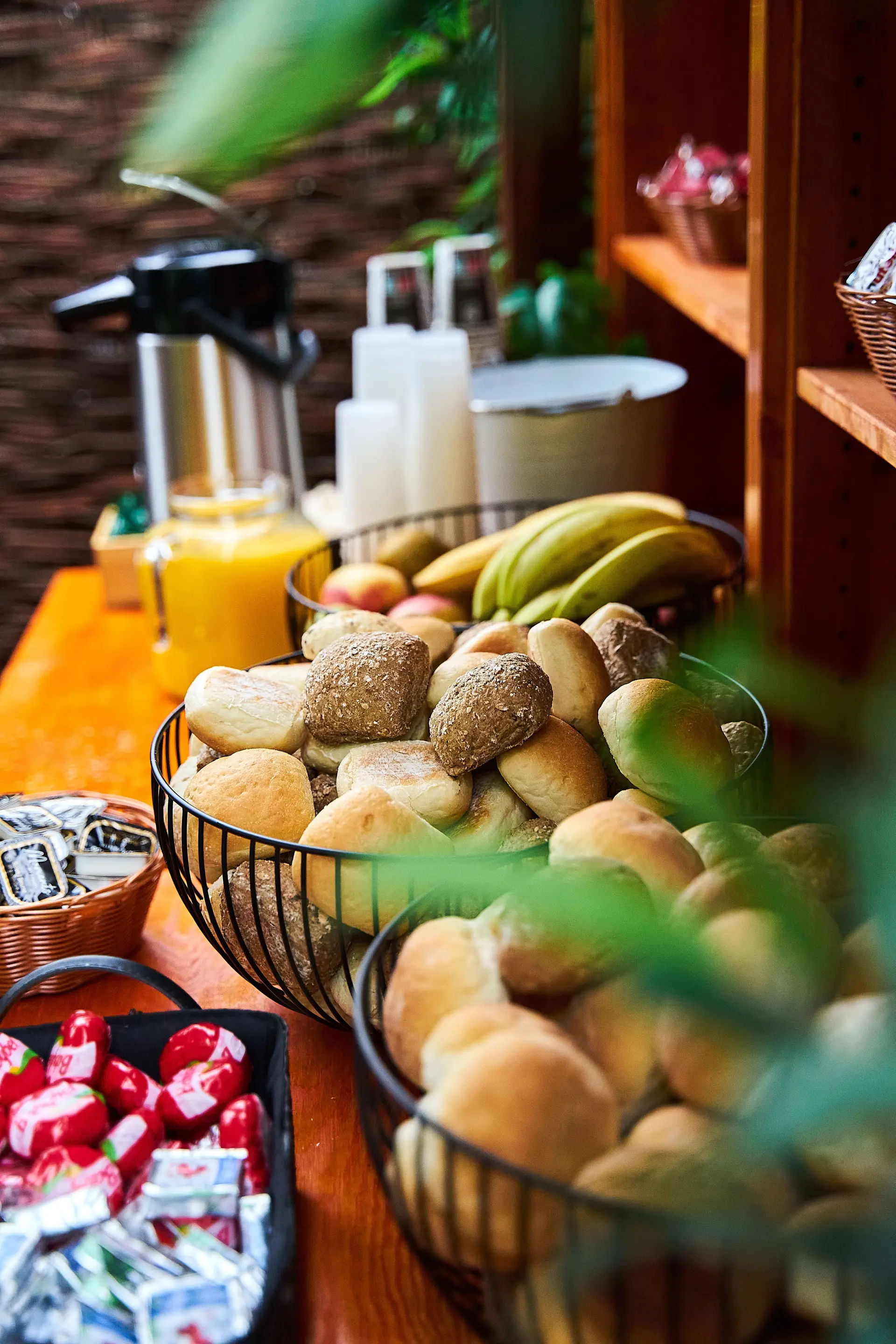 Frokostbord med ferskt brød, frukt og nordiske råvarer