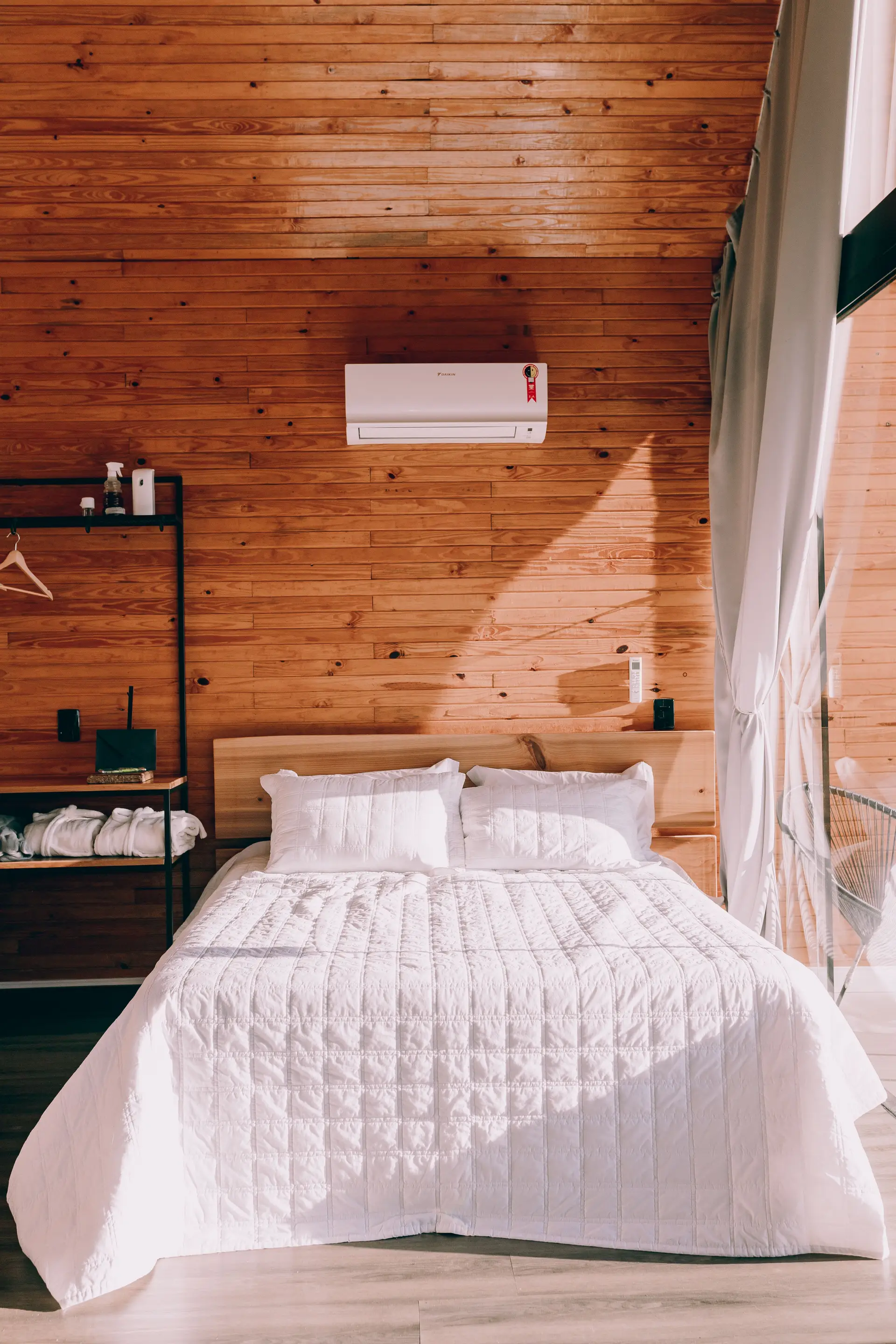 Furu Lodge Rom med varme tømmervegger og sollys