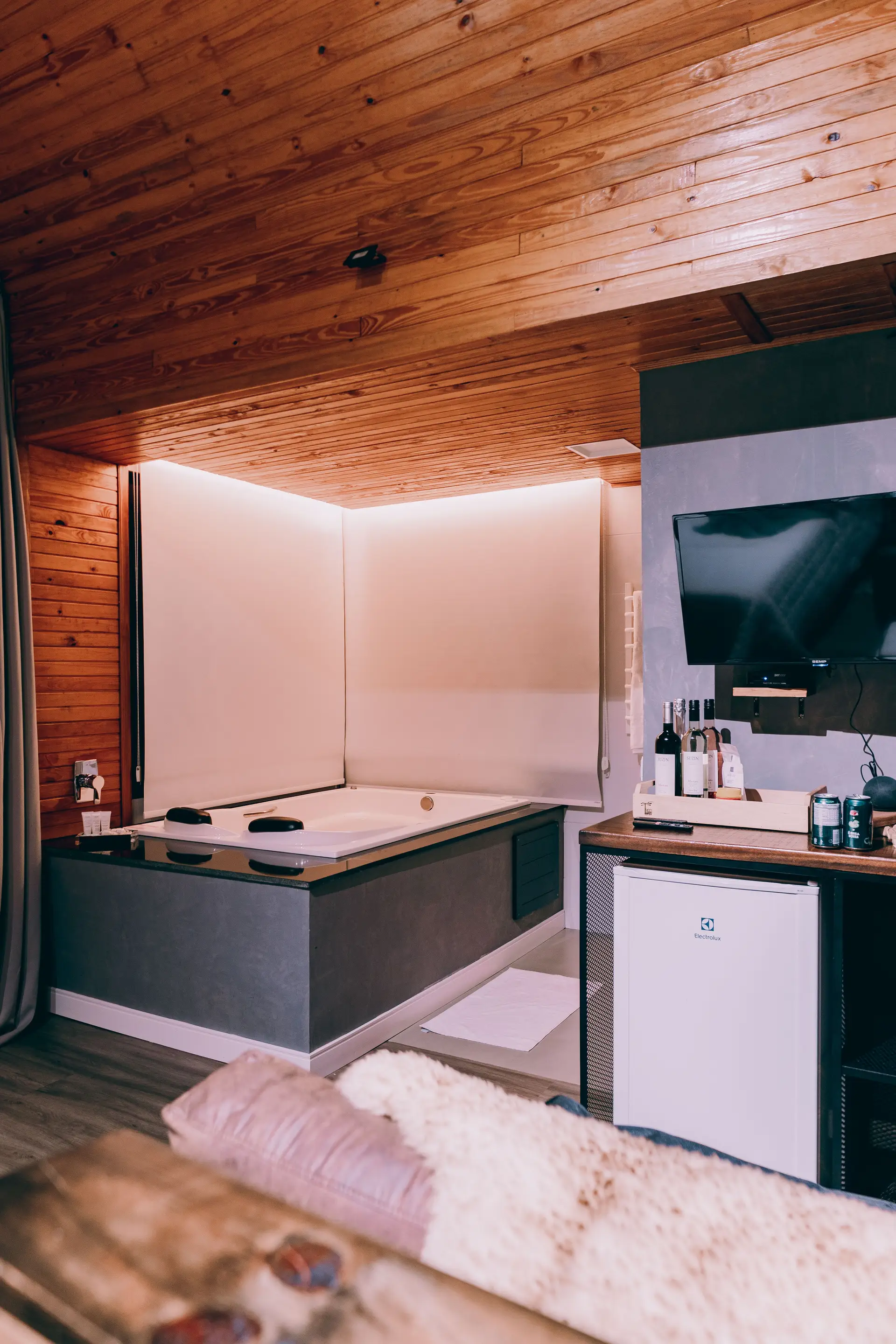 Marenthia Lodge Inn med tradisjonell trefasade ved fjordkanten i Norge