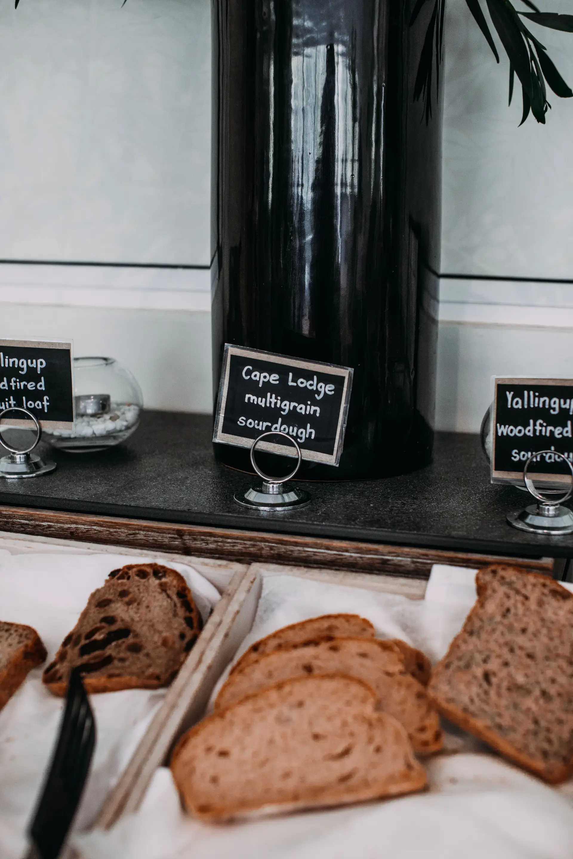 Ferske håndverksbrød bakt til morgenens frokostbuffet